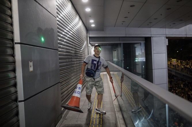 香港黑警扮反送中示威者